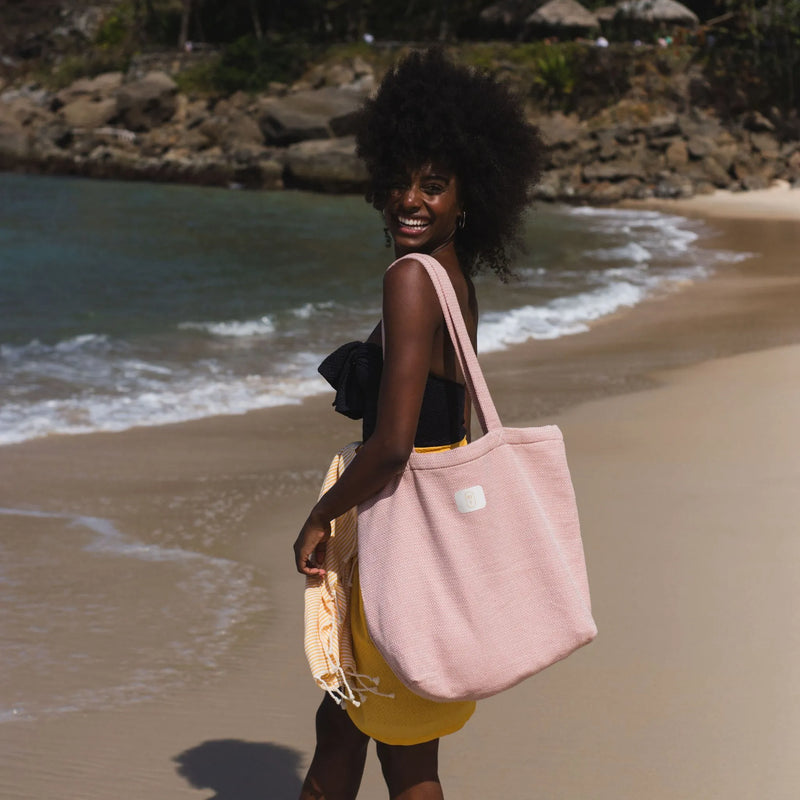 Mujer usando un bolso de playa rosa empolvado - BY FOUTAS