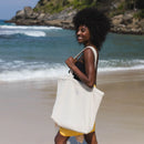 Mujer usando un bolso de playa Sahara - BY FOUTAS