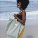 Mujer usando un bolso de playa verde oliva - BY FOUTAS