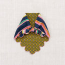 Bufanda festoneada con rayas claro de luna - Descubre la colección AW22 Misha & Puff para encontrarla en www.amaetc.com, tienda conceptual ecológica para niños