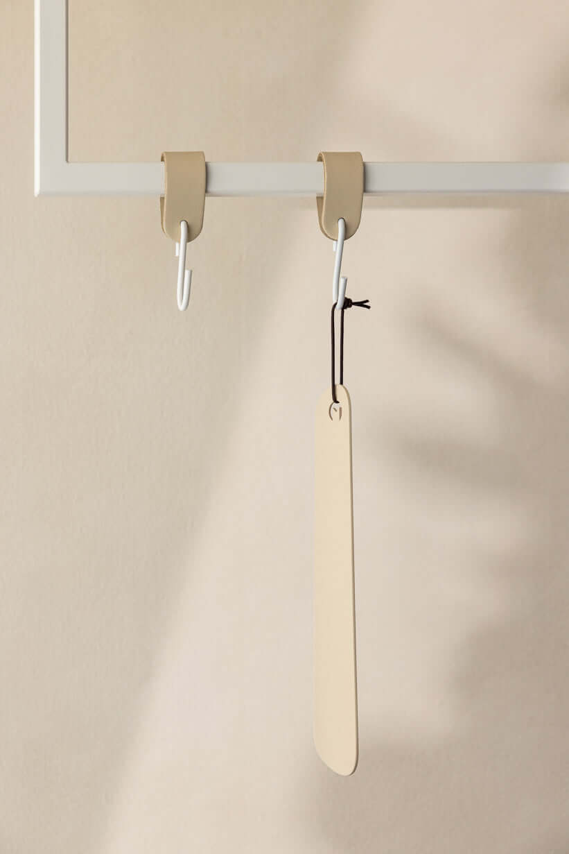 Elegant Schuhlöffel TILO aus high-quality Metall, minimalist Design for modern Interiors.