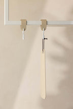 Elegant Schuhlöffel TILO aus high-quality Metall, minimalist Design for modern Interiors.