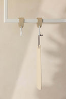 Elegant Schuhlöffel TILO aus high-quality Metall, minimalist Design for modern Interiors.
