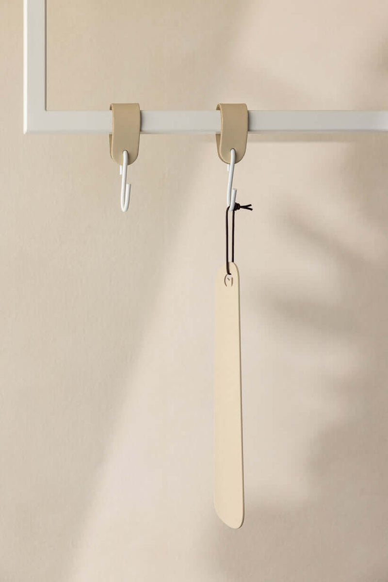 Elegant Schuhlöffel TILO aus high-quality Metall, minimalist Design for modern Interiors.