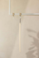 Schuhlöffel TILO aus high-quality metall an einem minimalistischen Haken in modernm Interior.