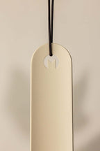 Minimalist Schuhlöffel TILO aus high-quality metal with elegant form and elegant lines, ideal for modern interiors.