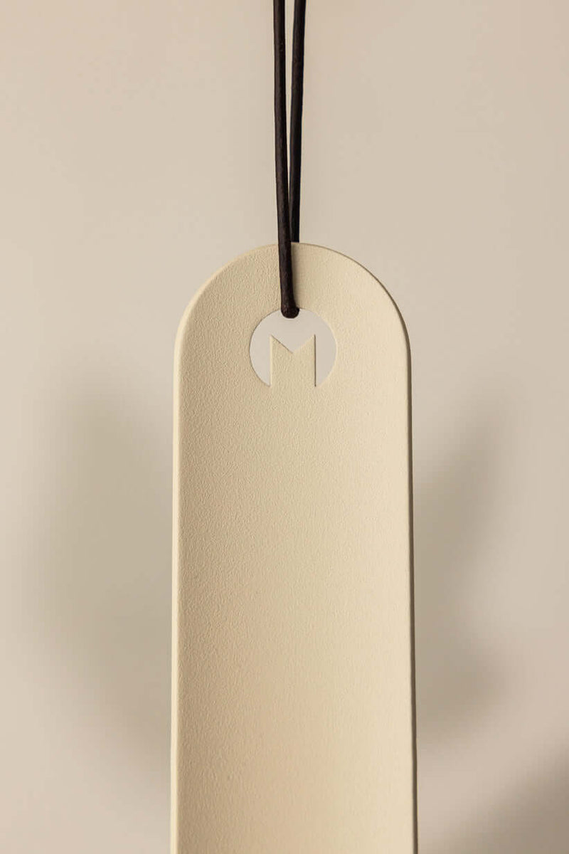 Minimalist Schuhlöffel TILO aus high-quality metal with elegant form and elegant lines, ideal for modern interiors.
