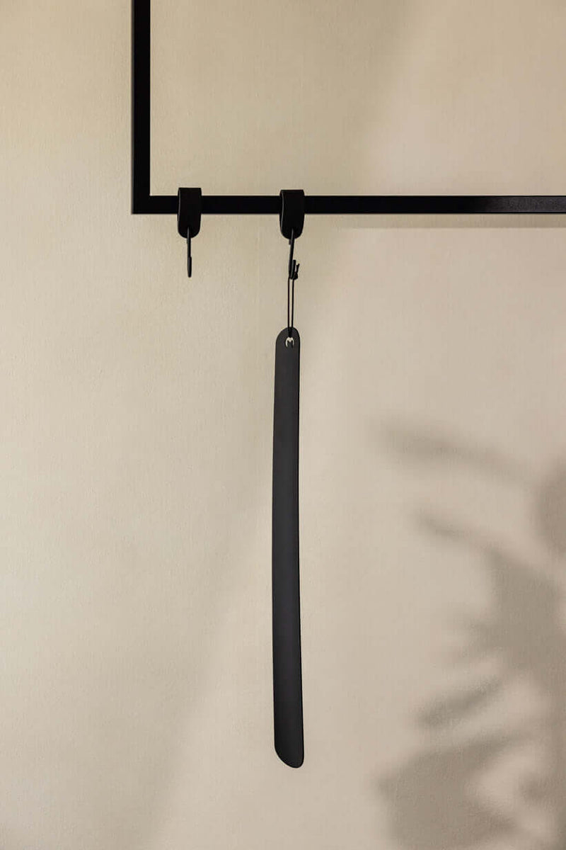 Schuhlöffel TILO aus high-quality metal, minimalist and elegant, ideal for modern interiors.