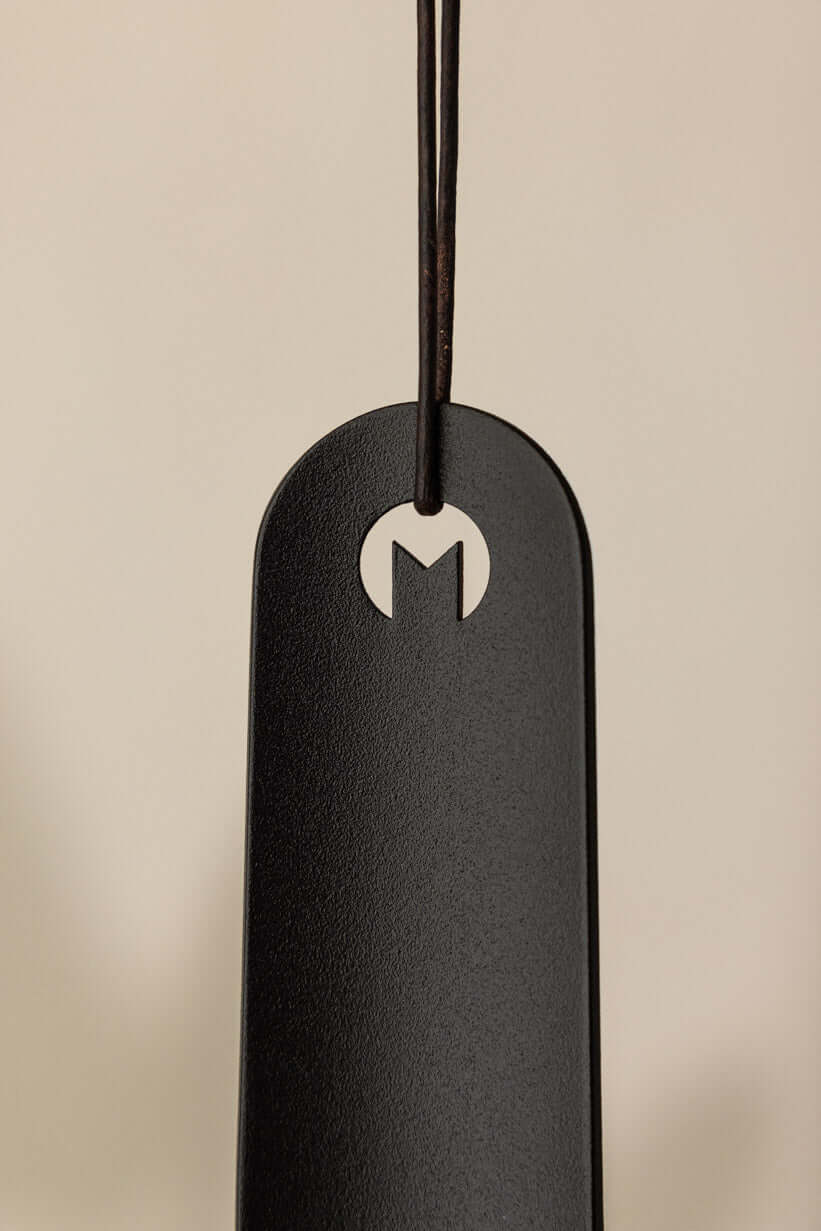 Schuhlöffel TILO aus high-quality metal with minimalist form and logo design, ideal for modern interiors.