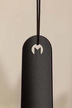 Schuhlöffel TILO aus high-quality metal with minimalist form and logo design, ideal for modern interiors.