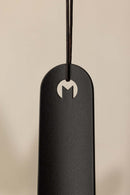 Schuhlöffel TILO aus high-quality metal with minimalist form and logo design, ideal for modern interiors.