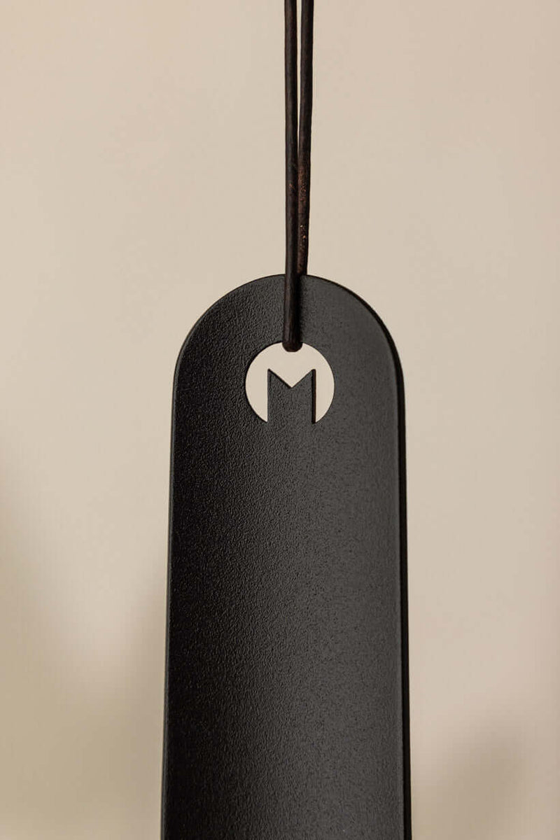 Schuhlöffel TILO aus high-quality metal with minimalist form and logo design, ideal for modern interiors.