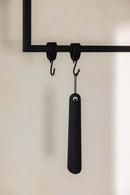 Schuhlöffel TILO in Schwarz an Haken, minimalist Design aus high-quality Metall.