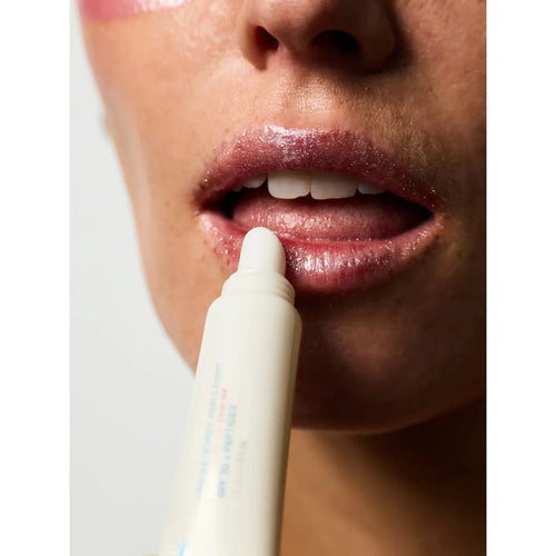 Femme s'appliquant le Sérum Lèvres Repulpant SPF 30 en teinte 03. sur les lèvres.