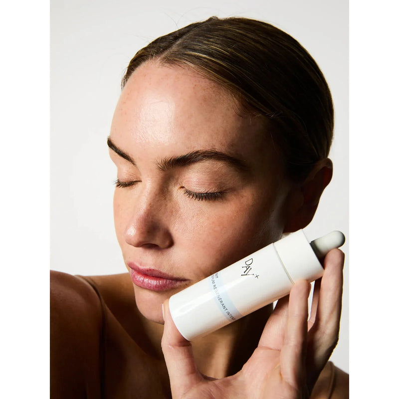 Le Sérum Nuit Régénérant Intense qui agit pendant votre sommeil, pour une peau régénérée au réveil.