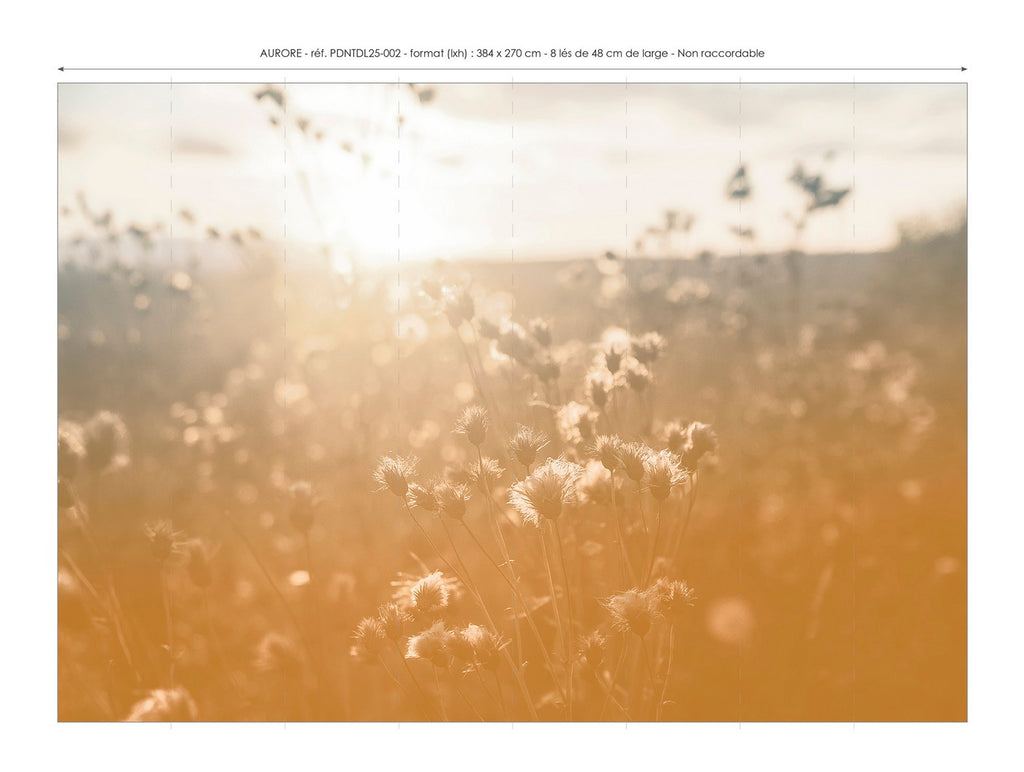 Lé Papiers De Ninon – Panoramisch behang Aurore - Camel, veld met wilde bloemen bij zonsopgang, zachte en warme tinten