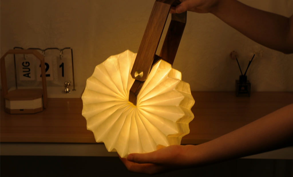 Gingko Design – Lampa Smart Origami - Naturalny Bambus, składana lampa z drewna i plisowanego papieru, trzymana oburącz