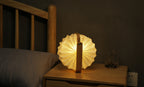 Gingko Design – Lampa Smart Origami - Naturalny Bambus, lampka nocna w kształcie harmonijki, ciepłe światło, na stoliku nocnym
