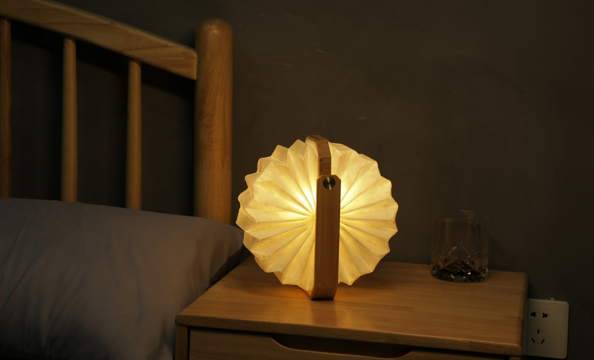 Gingko Design – Lampa Smart Origami - Naturalny Bambus, lampka nocna w kształcie harmonijki, ciepłe światło, na stoliku nocnym
