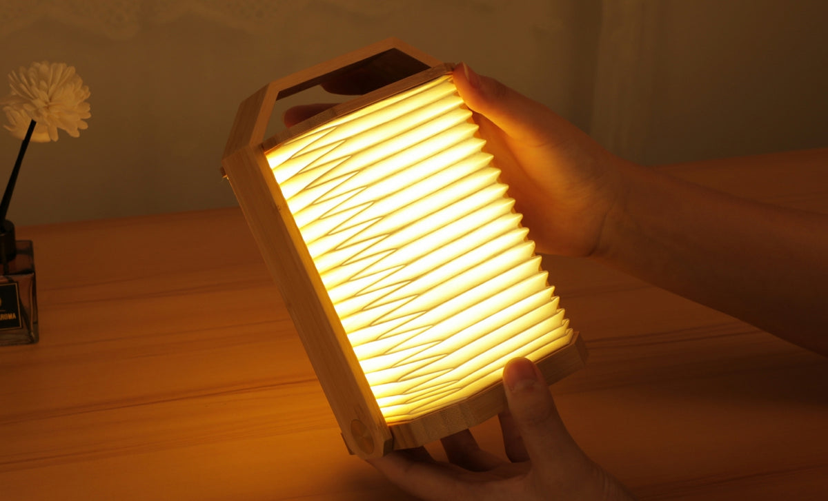 Gingko Design – Lampa Smart Origami - Naturalny Bambus, składana lampa z drewna i papieru, trzymana w dłoniach