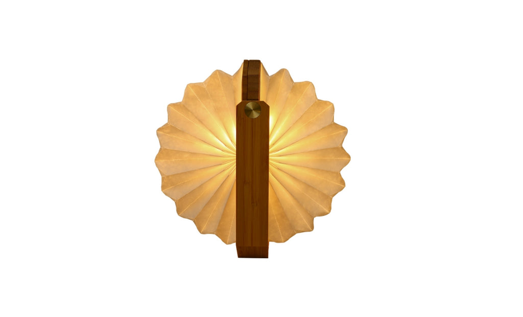 Gingko Design – Lampa Smart Origami - Naturalny Bambus, składana lampa z drewna i papieru, widok z przodu, białe tło