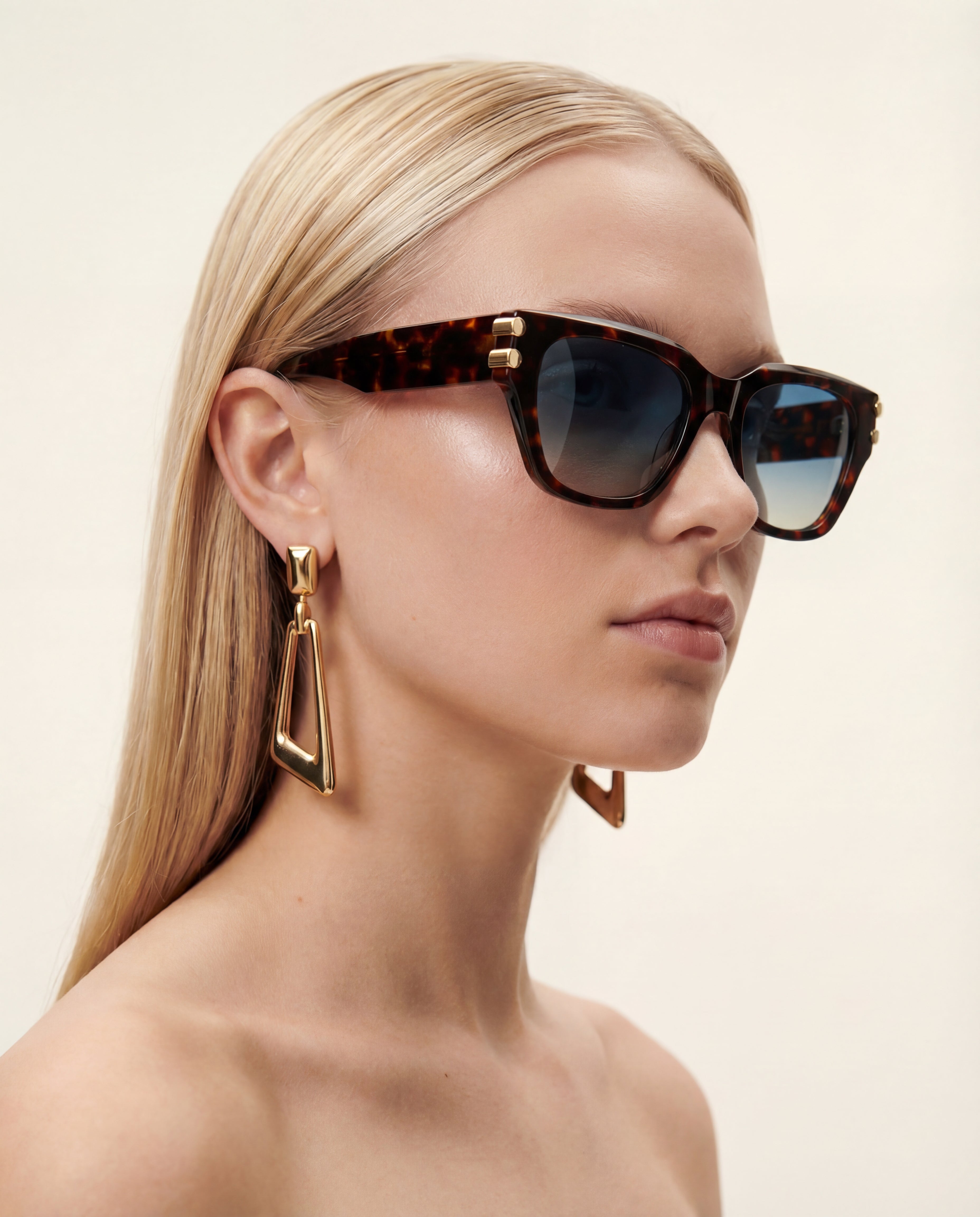 Lunettes de soleil Sorrento Ecaille — monture rectangulaire, portées par une femme