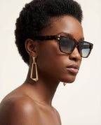 Lunettes de soleil Sorrento Ecaille — monture rectangulaire, portées par une femme