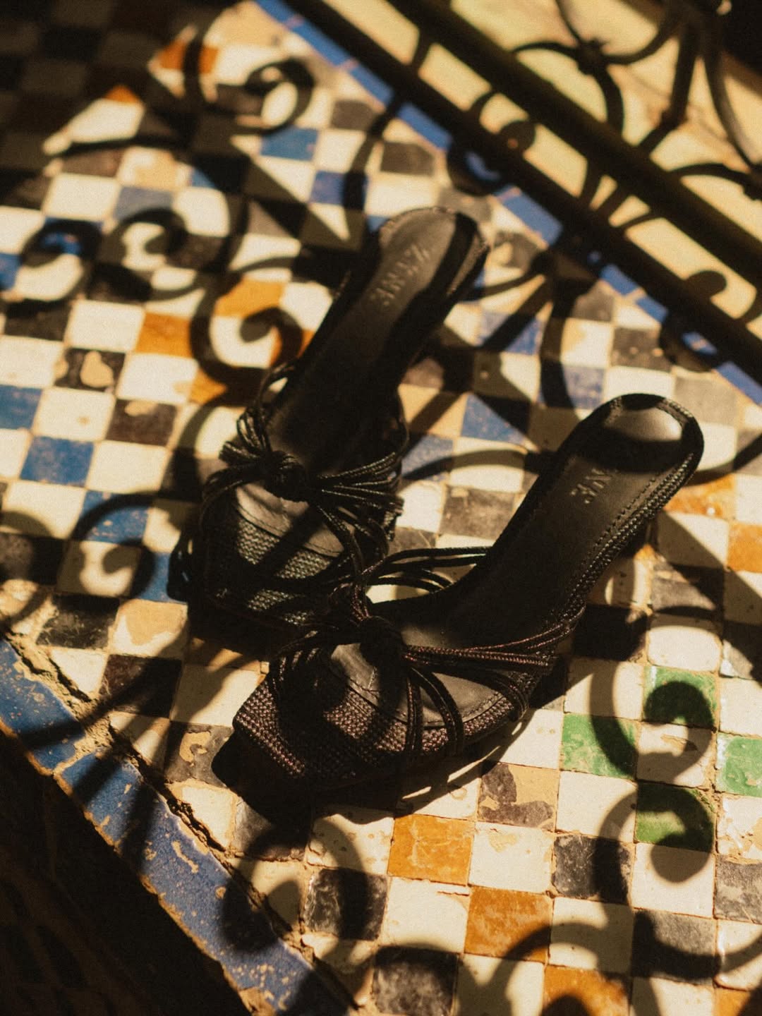 Las sandalias con nudo