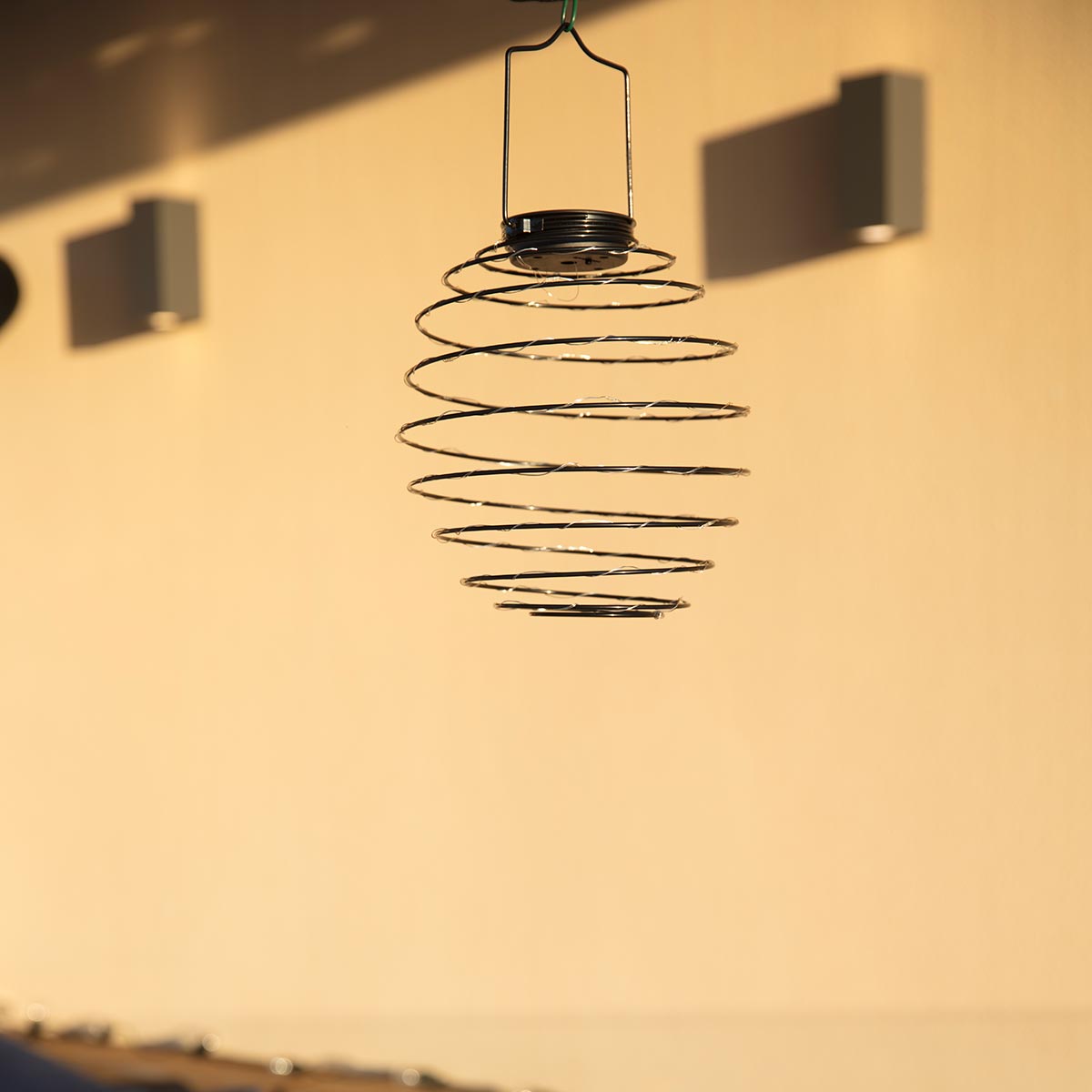 Lámpara colgante solar espiral metal micro LED blanco cálido ORION H37cm - REDDECO.com