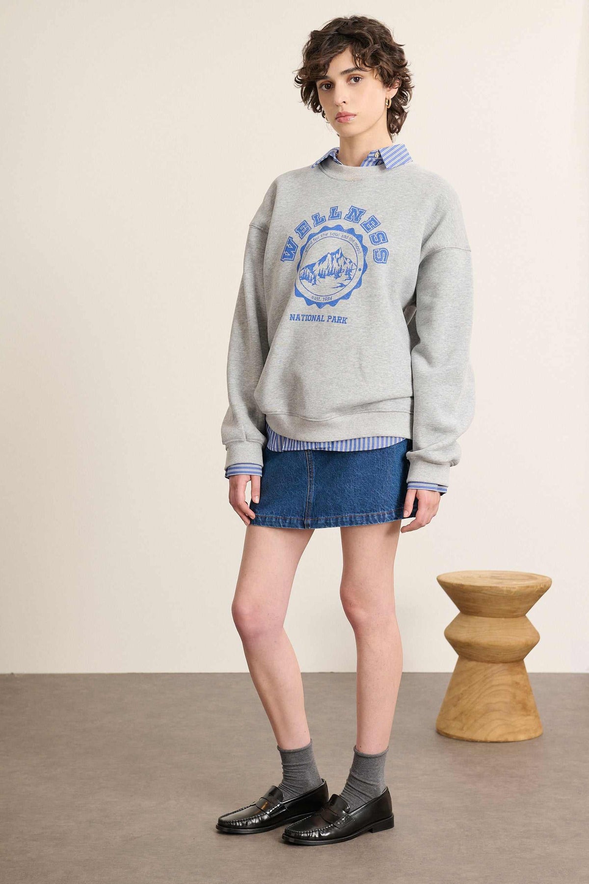 Pull sweat à tissu molletonné, toucher doux et intérieur chaud, AH 2025 idéal pour la saison hivernale. 