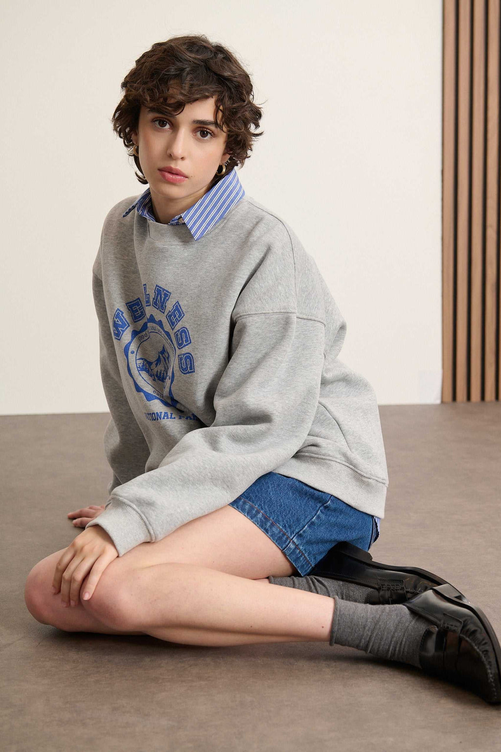BERLIN, le sweat Garance Paris à col rond en bord-côtes avec couture renforcée pour un maintien à l'encolure.