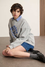 BERLIN, le sweat Garance Paris à col rond en bord-côtes avec couture renforcée pour un maintien à l'encolure.