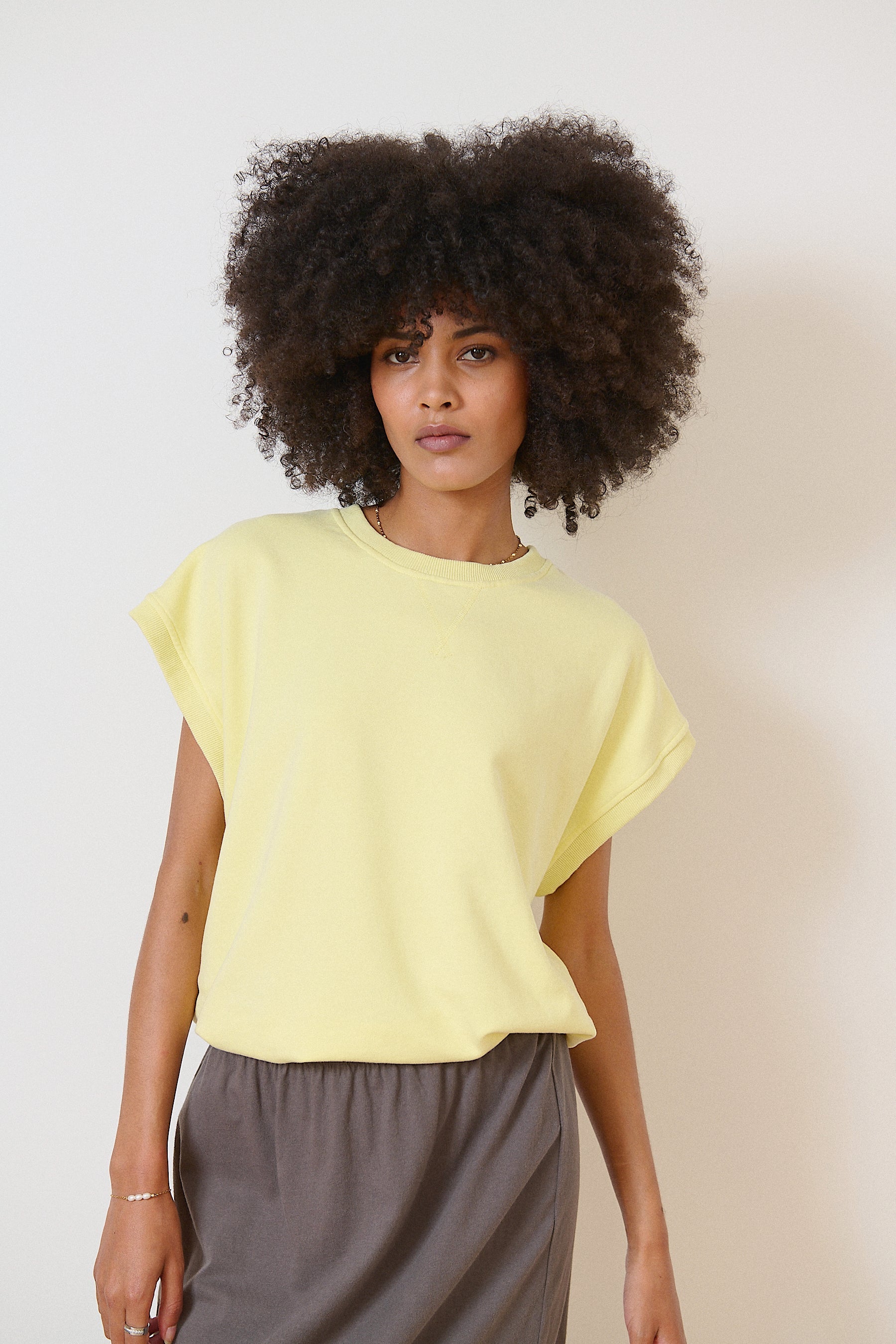 Sweat de coloris jaune léger sans manches, col rond, coupe légèrement oversize confort optimal Garance Paris