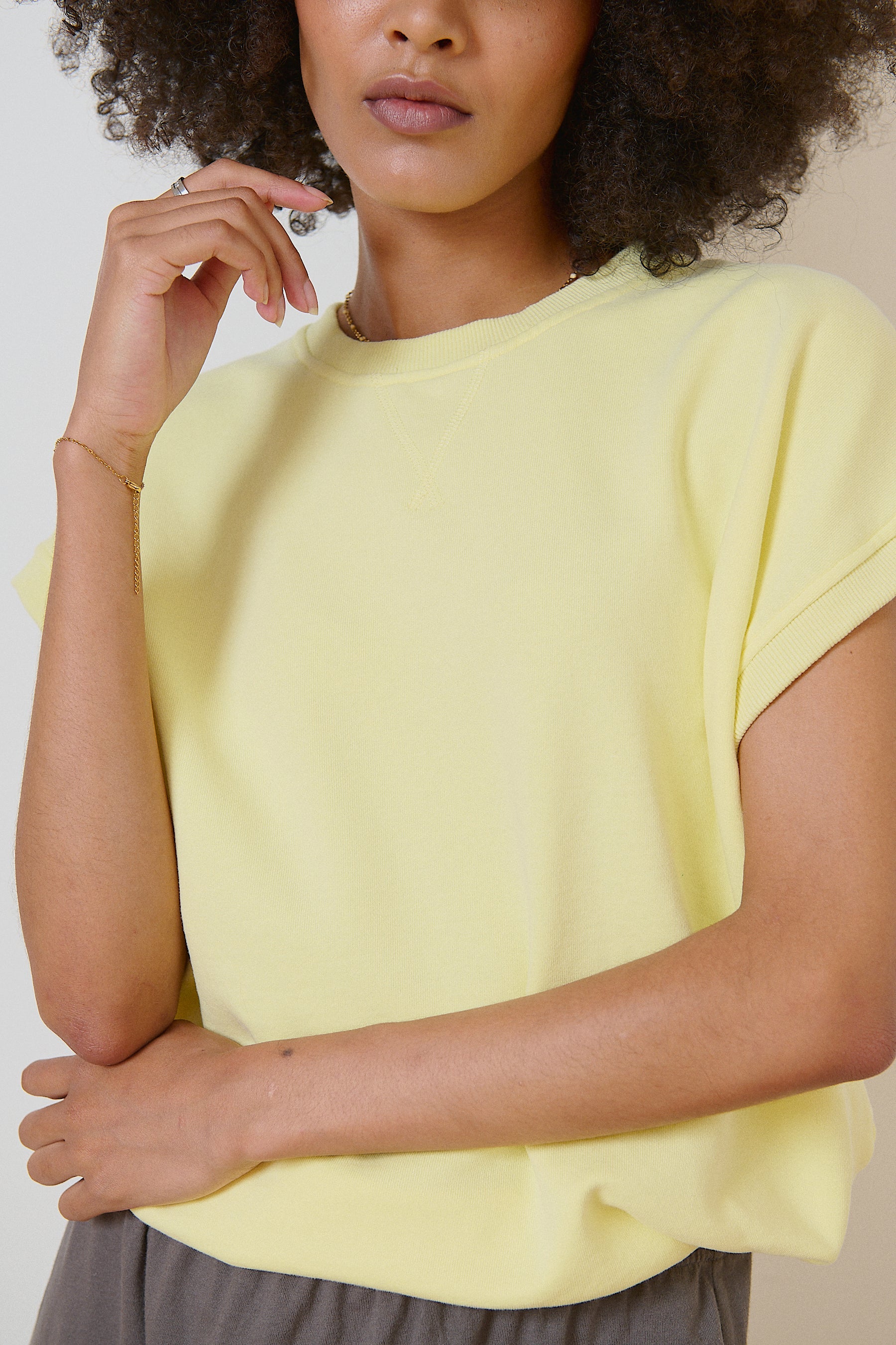 Haut estival sans manches à col rond, coupe légèrement oversize, une pièce tendance et confortable
