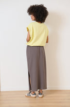 Jupe en jersey anthracite, longueur midi, fentes côtés, parfaite pour une tenue élégante et décontractée