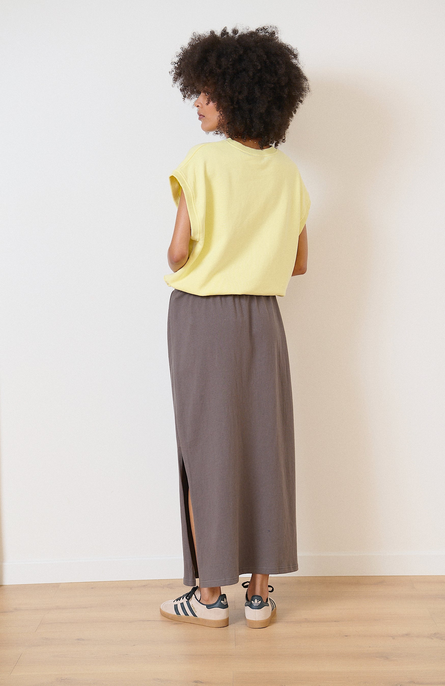 Jupe en jersey anthracite, longueur midi, fentes côtés, parfaite pour une tenue élégante et décontractée