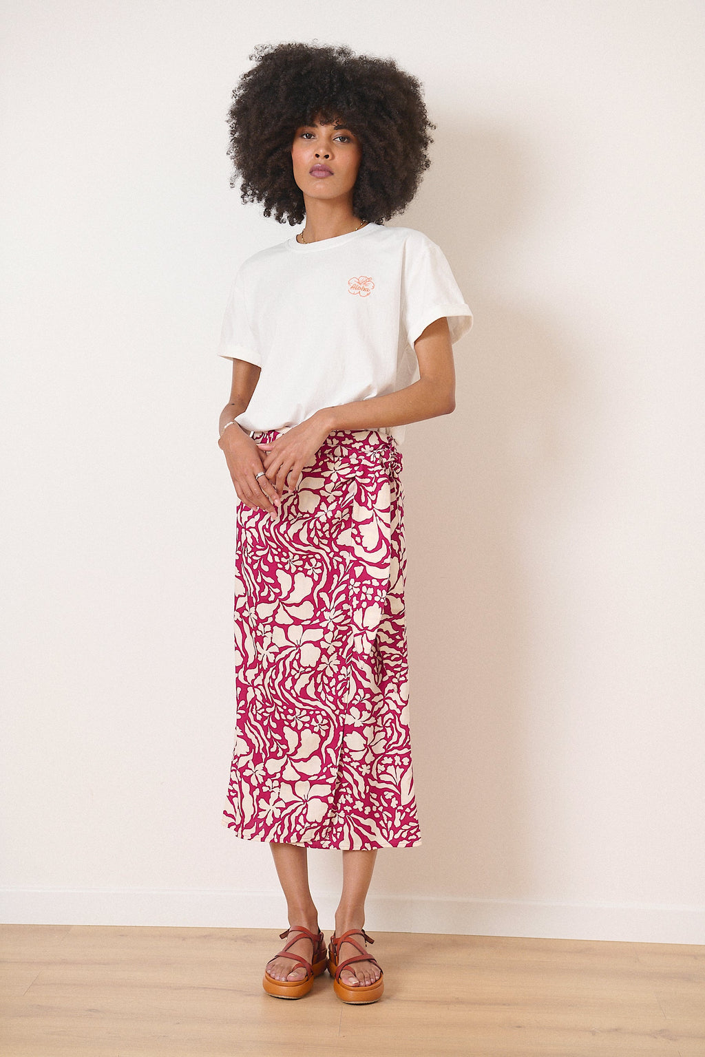 Top coupe légèrement oversize printemps été coloris blanc imprimé fleur avec texte t-shirt femme avec col épais et rond 