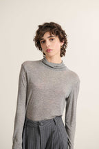 Haut pour femme, coloris gris. Sous pull au col montant idéal pour la saison hivernale avec matière légère et chaude. 