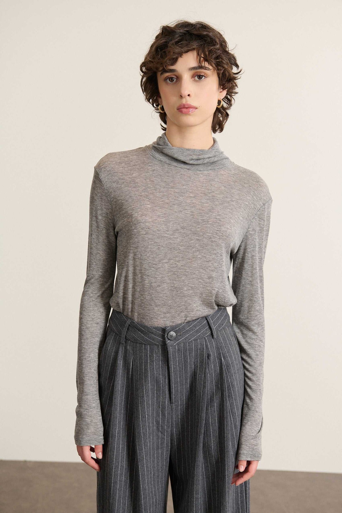 Matière légère et chaude composée de 80 % tencel et de 20 % laine, toucher doux et agréable directement sur la peau.