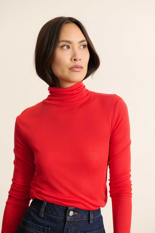 Sous pull rouge col montant en tencel et laine, collection Garance Paris automne hiver 2025, maille fine légère et chaude. 