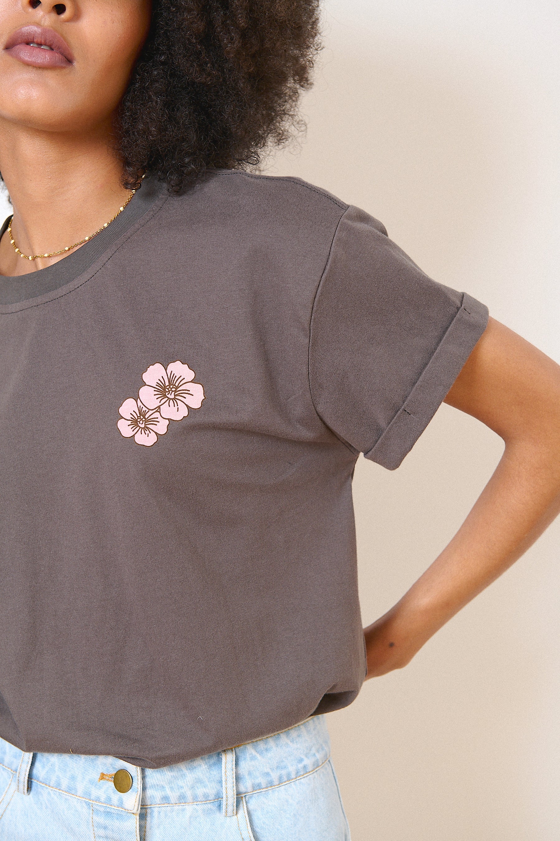 T-shirt à col rond coloris anthracite et manches courtes, coupe oversize avec imprimé graphique sur le devant et dos