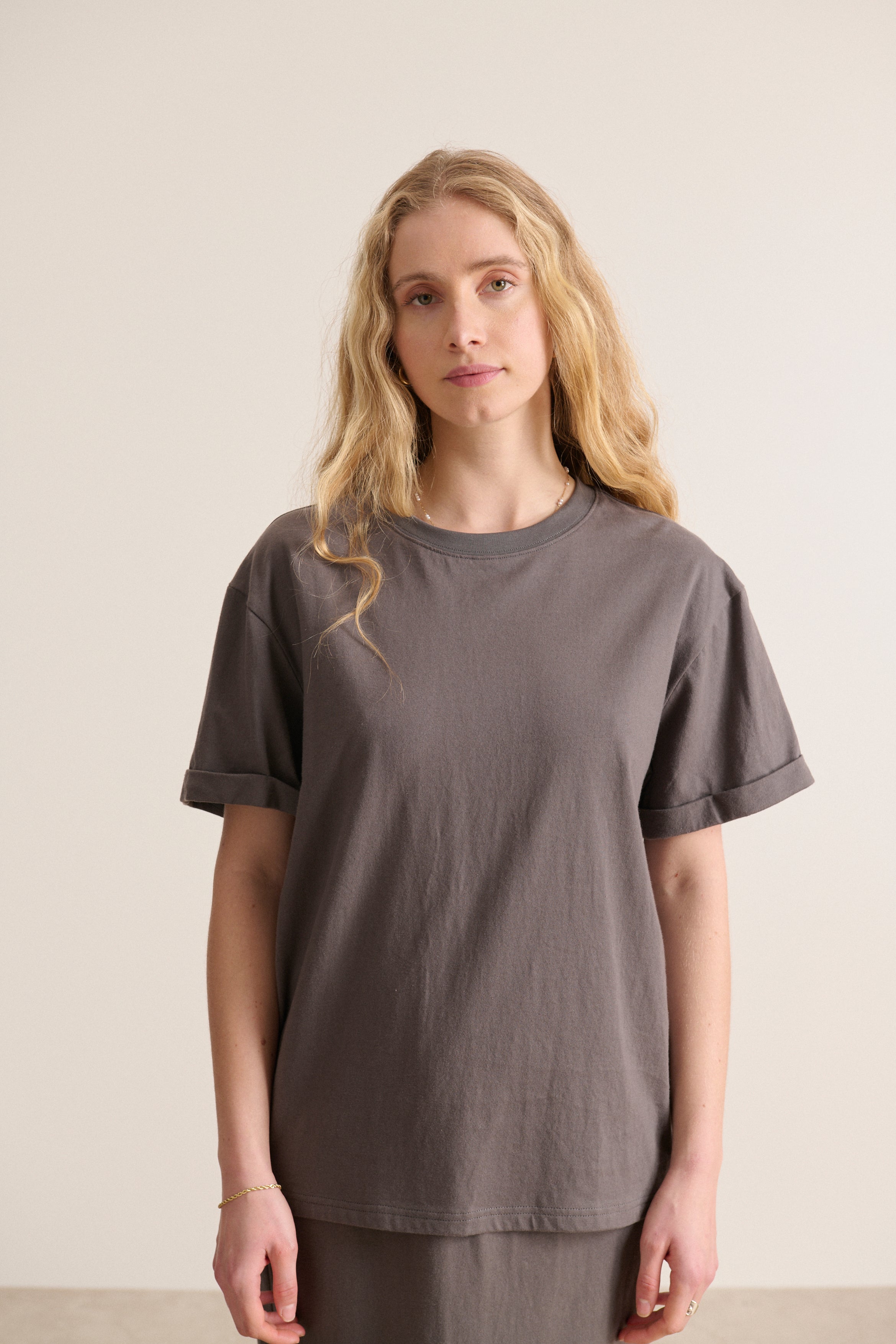 Tee-shirt de coloris anthracite col rond, coupe légèrement oversize, manches courtes. Parfait pour l’été