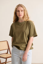 Tee-shirt manches courtes, col rond, coupe oversize et légère. Au coloris kaki Idéal pour l’été