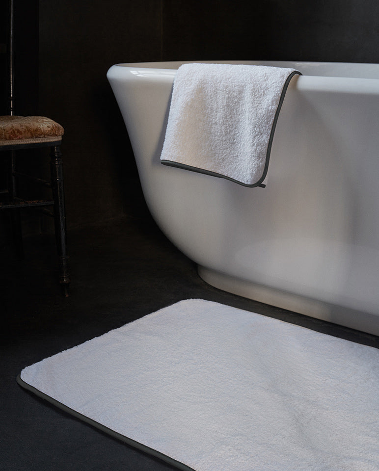 Tappeto Bagno - Bianco con Bordino Grigio