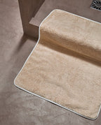 Badrumsmatta – Sand med vit kantrand