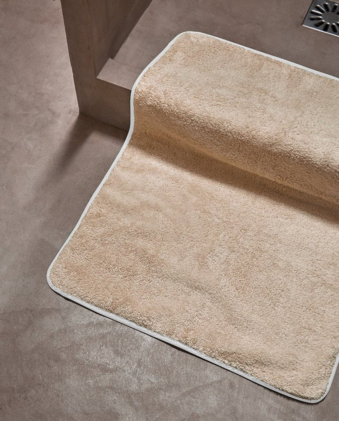 Badrumsmatta – Sand med vit kantrand