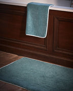 Badeværelsesmåtte - Chardin-blå med hvid kant