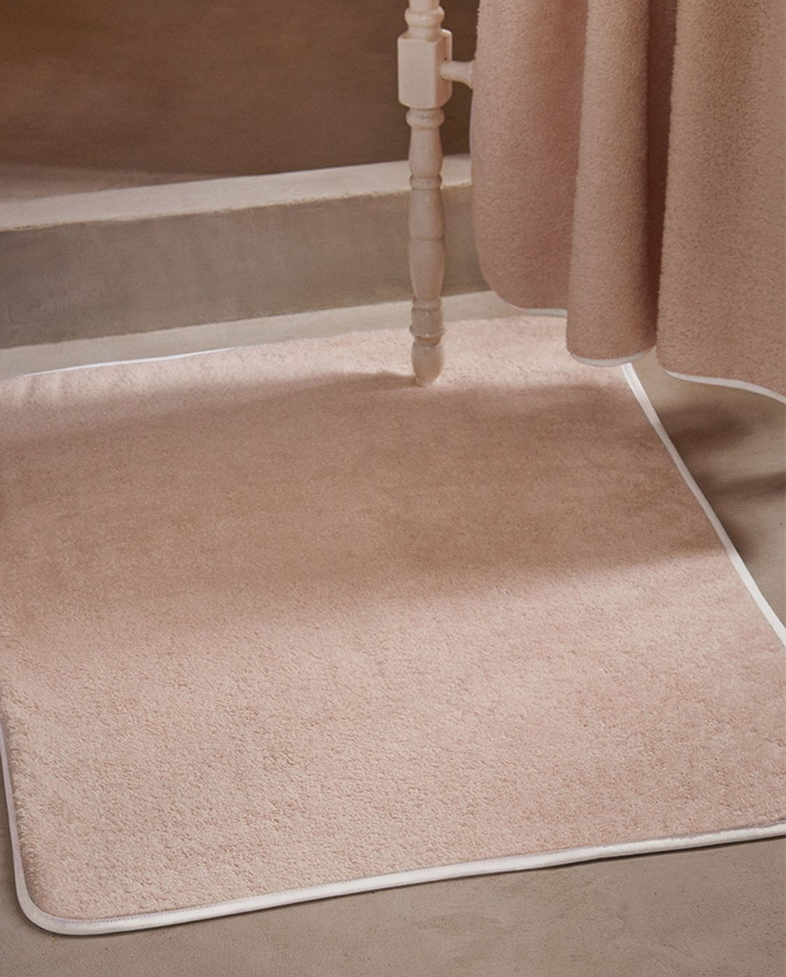Badrumsmatta - Rosa med vit kantrand