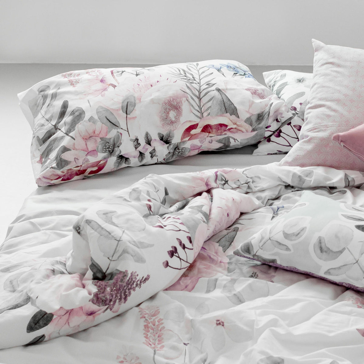 Delicate Bouquet Pillowcase - Multicolour