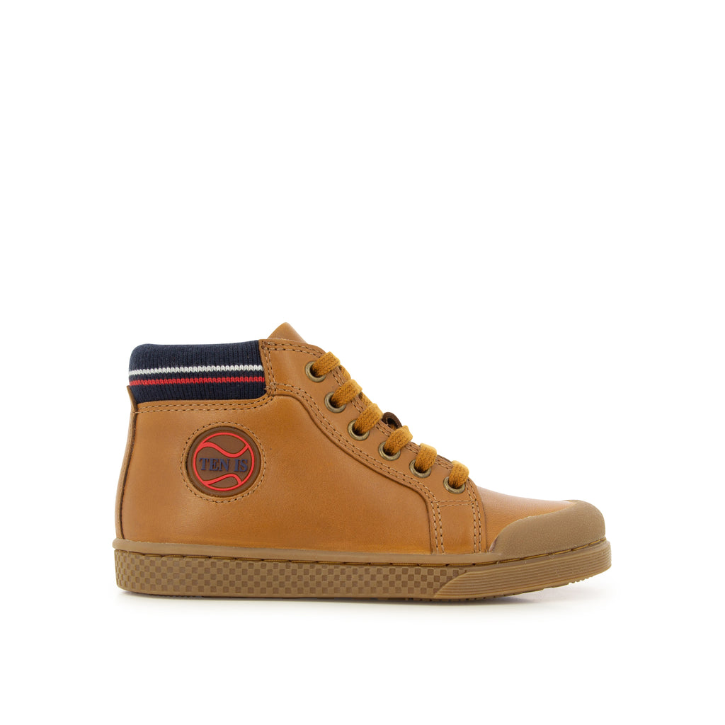 Pom d'Api – 10 Is - Ten Win Teddy - Camel/Marine, chaussure montante marron en cuir, lacets jaunes, vue de profil